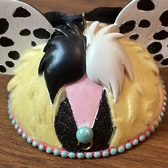 Disney EAR HAT Ornament - CRUELLA DE VIL of 101 DALMATIANS - Picture 5 of 7